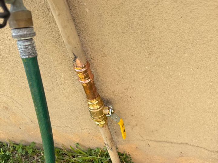 New exterior shutoff and hose bib on stucco, installed by Miami Dade Plumbing