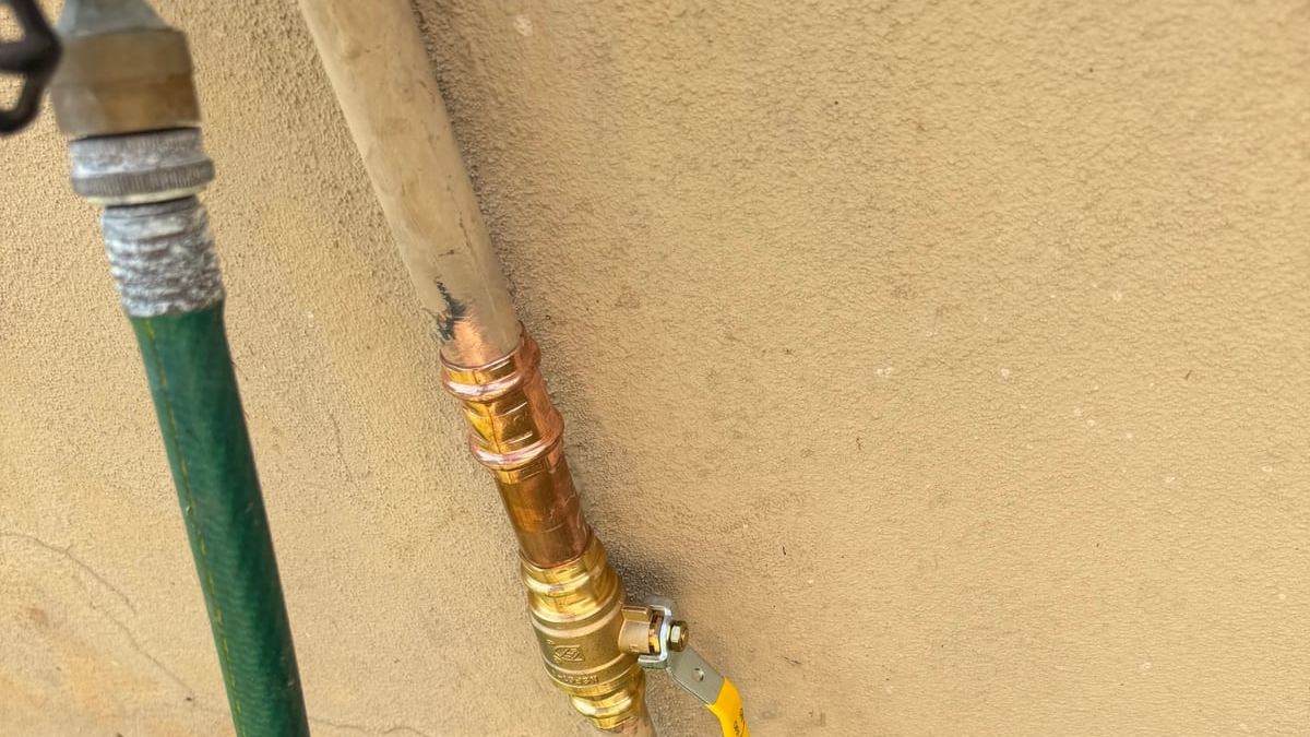 New exterior shutoff and hose bib on stucco, installed by Miami Dade Plumbing