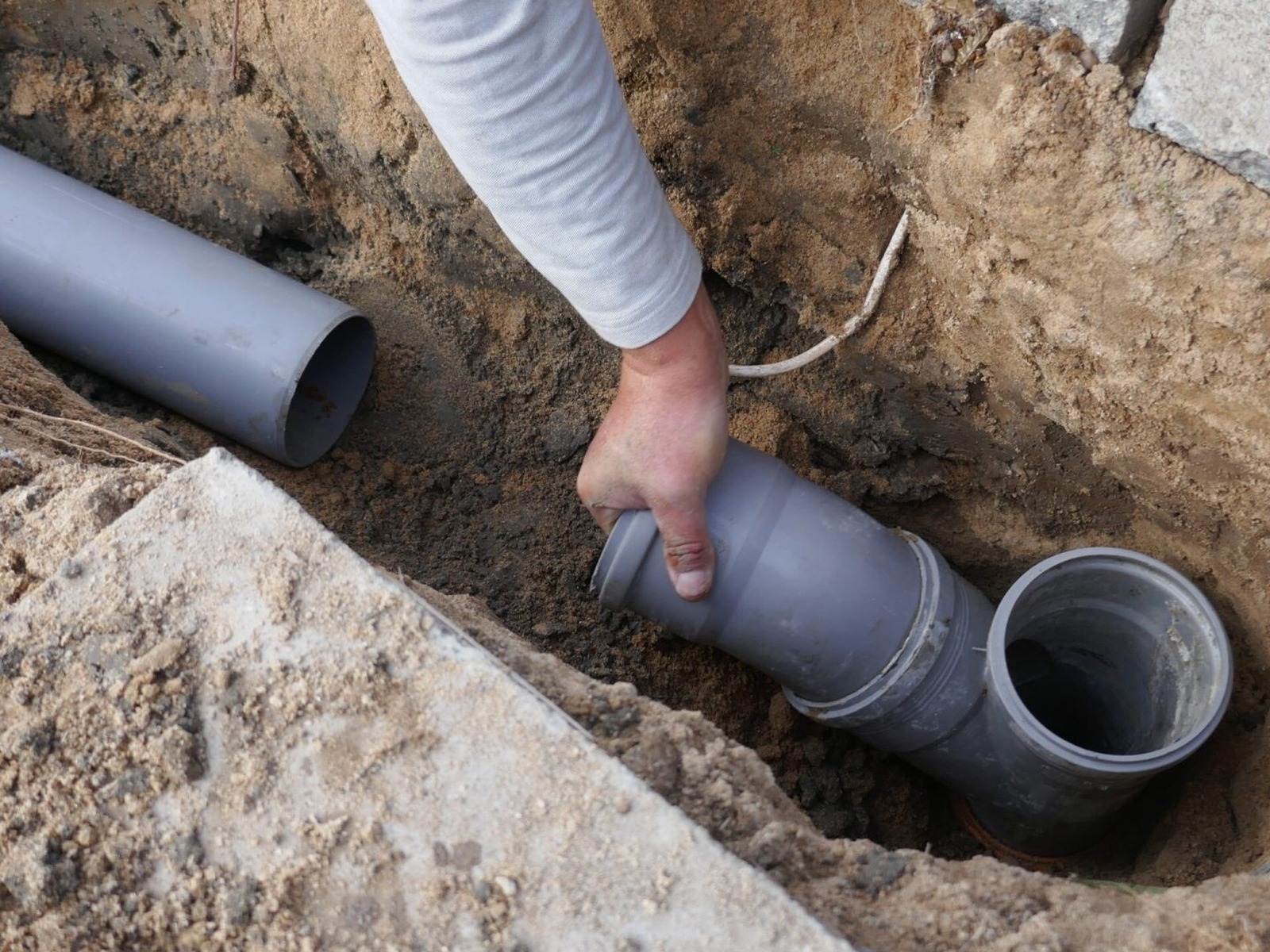 Sewer pipe coupling set in place after a targeted repair